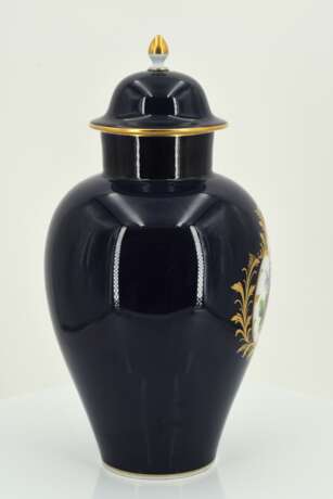 Porcelain snake handle vase and small lidded vase with cobalt blue fond - фото 8