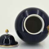 Porcelain snake handle vase and small lidded vase with cobalt blue fond - фото 9