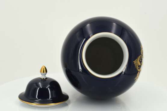 Porcelain snake handle vase and small lidded vase with cobalt blue fond - Foto 9