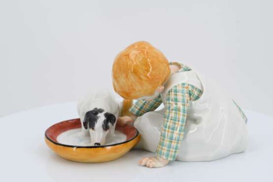 Porcelain figurine of girl with a drinking dog - Foto 4