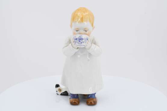 Porcelain figurine of boy with milk bowl - Foto 2