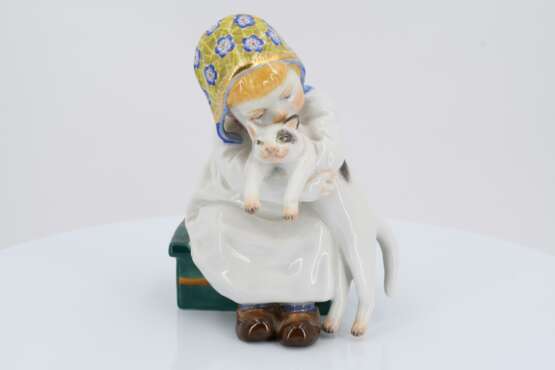 Porcelain figurine of girl with cat - фото 2