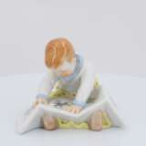 Porcelain figurine of child with picture-book - Foto 2