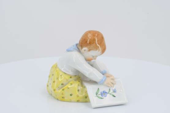 Porcelain figurine of child with picture-book - photo 3