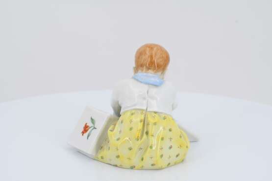 Porcelain figurine of child with picture-book - Foto 4