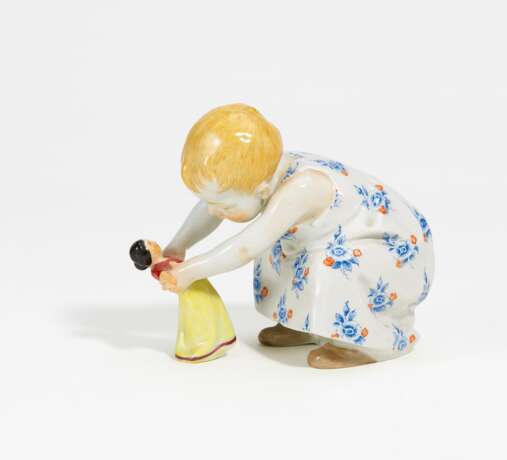 Porcelain figurine of child with doll - Foto 1
