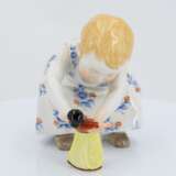 Porcelain figurine of child with doll - Foto 2