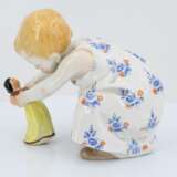 Porcelain figurine of child with doll - Foto 3