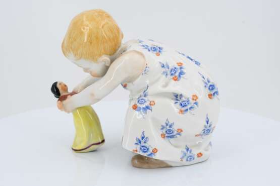 Porcelain figurine of child with doll - Foto 3