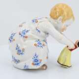 Porcelain figurine of child with doll - Foto 5