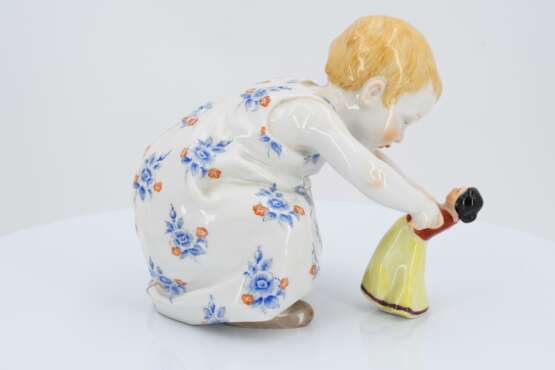 Porcelain figurine of child with doll - Foto 5