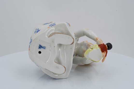 Porcelain figurine of child with doll - Foto 6