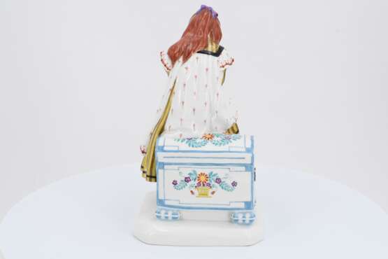 Porcelain figurine of reading girl - фото 4