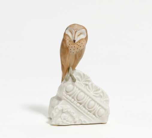 Little porcelain barn owl on architecture - photo 1