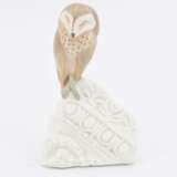 Little porcelain barn owl on architecture - photo 2