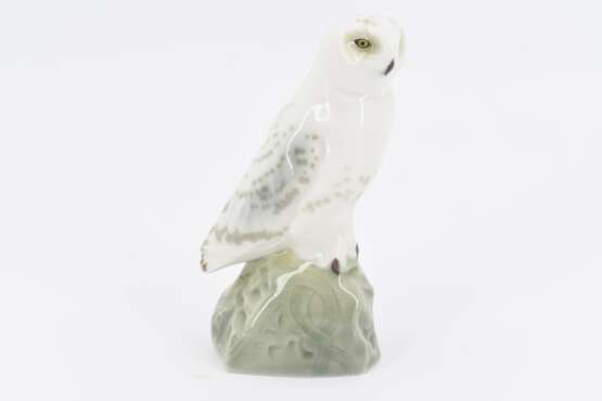 Small porcelain figurine of an arctic owl on rock - фото 2