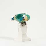 Porcelain parrot on base with garland - Foto 1