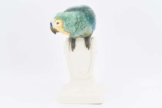 Porcelain parrot on base with garland - photo 3