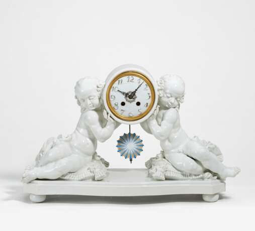 Porcelain pendulum clock with putti - Foto 1