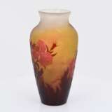 Small glass vase with iris decor - photo 1