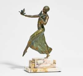Bronzefigur einer tanzenden Frau mit zwei Tauben