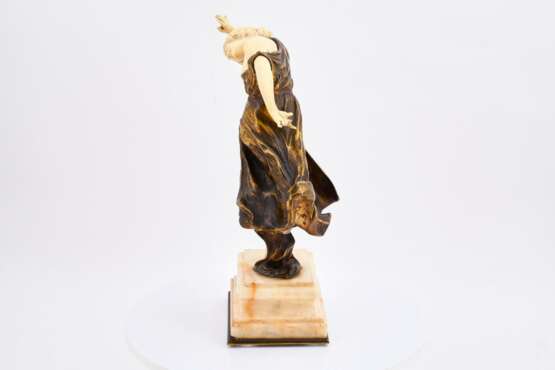 Ivory, bronze and onyx figurine of a young dancer - Foto 4