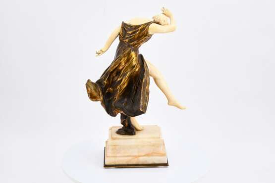 Ivory, bronze and onyx figurine of a young dancer - photo 5