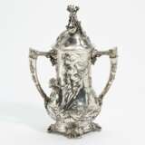 LARGE DOUBLE HANDLED BEAKER WITH CHEERFUL BACCHANAL MADE OF SILVERED METAL - Foto 1