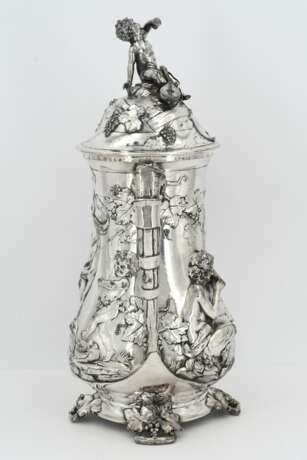 LARGE DOUBLE HANDLED BEAKER WITH CHEERFUL BACCHANAL MADE OF SILVERED METAL - фото 3