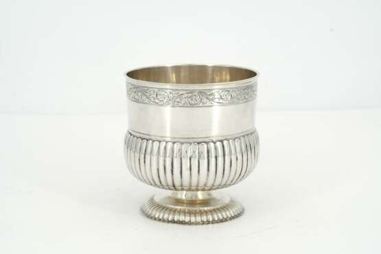 Footed silver beaker with gadrooning - photo 2