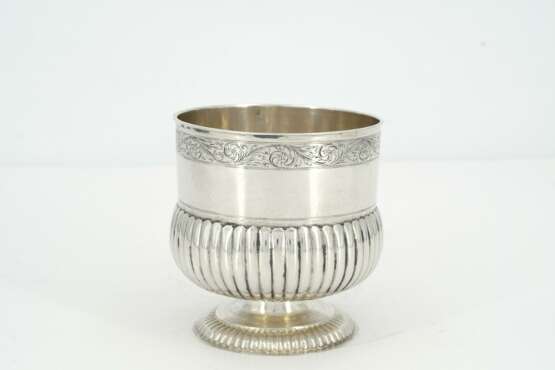 Footed silver beaker with gadrooning - Foto 4