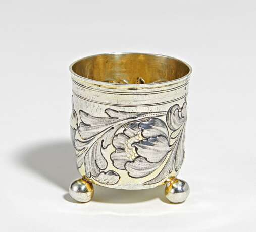 Small silver beaker with spheric feet and flower tendrils - photo 1