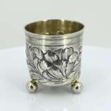 Small silver beaker with spheric feet and flower tendrils - photo 2
