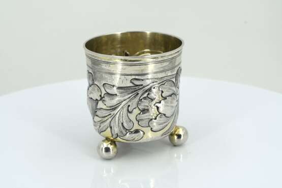 Small silver beaker with spheric feet and flower tendrils - Foto 3