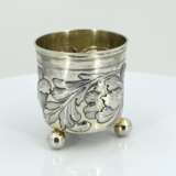 Small silver beaker with spheric feet and flower tendrils - photo 3