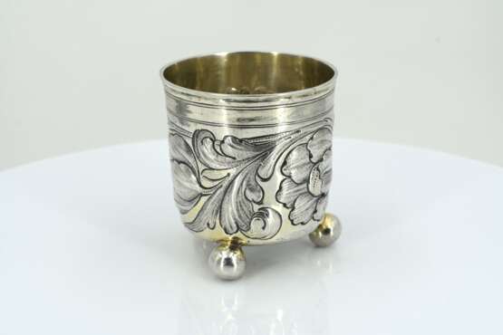 Small silver beaker with spheric feet and flower tendrils - фото 4