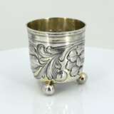 Small silver beaker with spheric feet and flower tendrils - photo 4