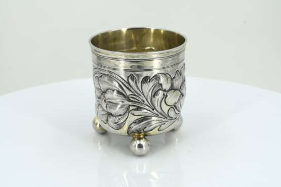 Small silver beaker with spheric feet and flower tendrils - photo 5