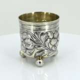 Small silver beaker with spheric feet and flower tendrils - photo 5