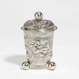 Lidded silver beaker with flower tendrils on spheric feet - Foto 1