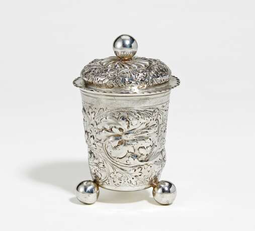 Lidded silver beaker with flower tendrils on spheric feet - Foto 1