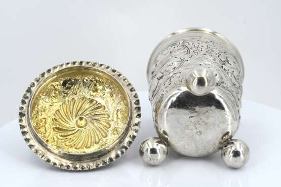 Lidded silver beaker with flower tendrils on spheric feet - photo 7