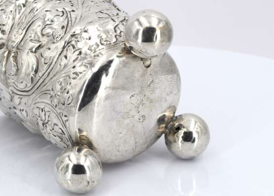 Lidded silver beaker with flower tendrils on spheric feet - Foto 8