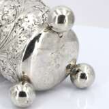 Lidded silver beaker with flower tendrils on spheric feet - фото 8
