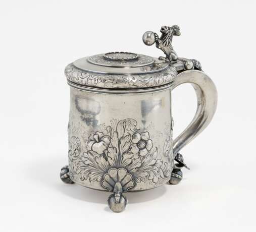 Large lidded silver beaker with lion décor on spheric feet - photo 1