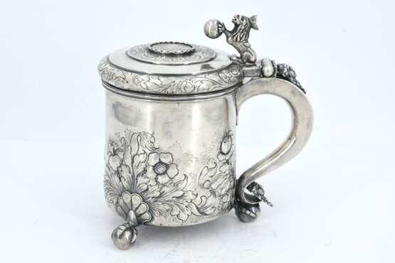 Large lidded silver beaker with lion décor on spheric feet - фото 2
