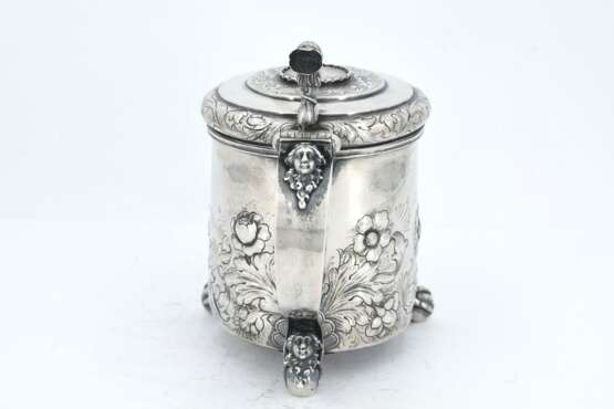Large lidded silver beaker with lion décor on spheric feet - photo 3