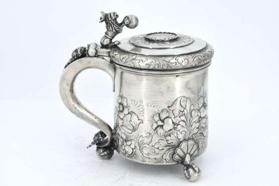 Large lidded silver beaker with lion décor on spheric feet - photo 4