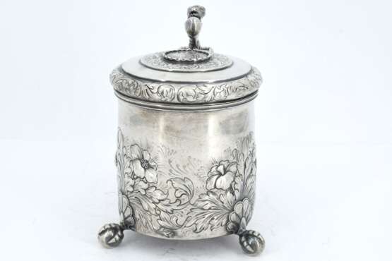 Large lidded silver beaker with lion décor on spheric feet - фото 5