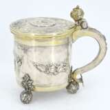 Large lidded silver tankard with spheric feet and crest - photo 2